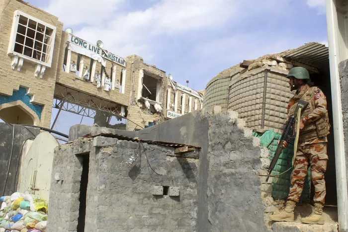 Un soldado pakistaní monta guardia en la frontera entre Pakistán y Afganistán, el 27 de febrero, tras un tiroteo entre ambos países. foto: abdul basit / afp · Foto: Abdul Basit / AFP