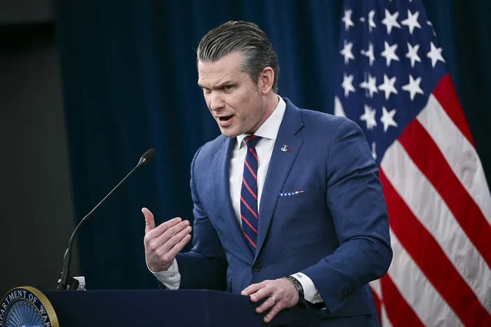 El secretario de Defensa de Estados Unidos, Pete Hegseth, el 2 de marzo, durante una conferencia de prensa sobre la acción militar estadounidense en Irán. · Foto: Brendan Smialowski, AFP