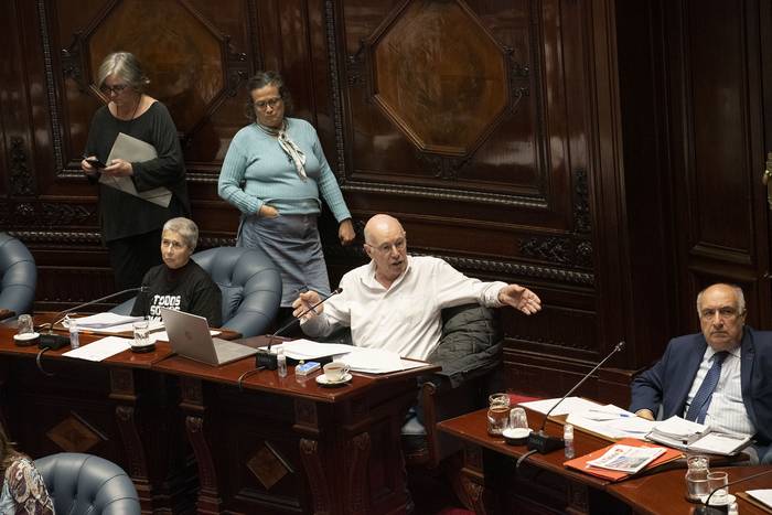 Enrique Rubio (C), durante la interpelación por la crisis del agua, el 17 de mayo, en la Cámara de Senadores del Palacio Legislativo. · Foto: Martín Varela Umpiérrez