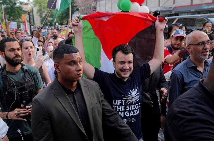 El activista Mahmoud Khalil, liberado tras la detención del ICE, durante una manifestación en las escaleras de la catedral de San Juan el Divino, en Manhattan, Nueva York, el 22 de junio. · Foto: Selcuk Acar, Anadolu, AFP
