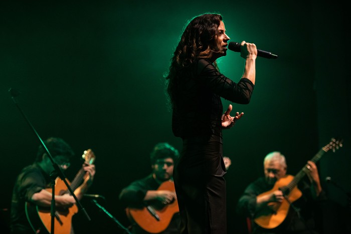 Maia Castro durante una actuación en la sala Zitarrosa, en Montevideo (archivo, marzo de 2023). · Foto: Santiago Mazzarovich / adhocFOTOS