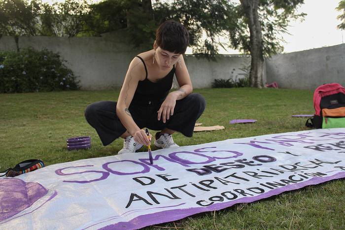 Pintada de carteles, el domingo 6, en la Cachimba del Rey, Maldonado. · Foto: Nathalie González