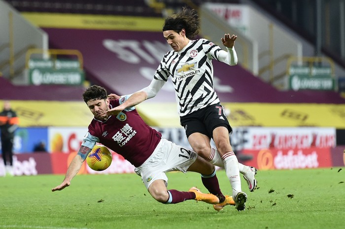 Robbie Brady (izq), y Edinson Cavani, durante el partido por la Premier League, entre Burnley y Manchester United, el 12 de enero, en Turf Moor en Burnley, Inglaterra. · Foto: Peter Powel, pool, AFP