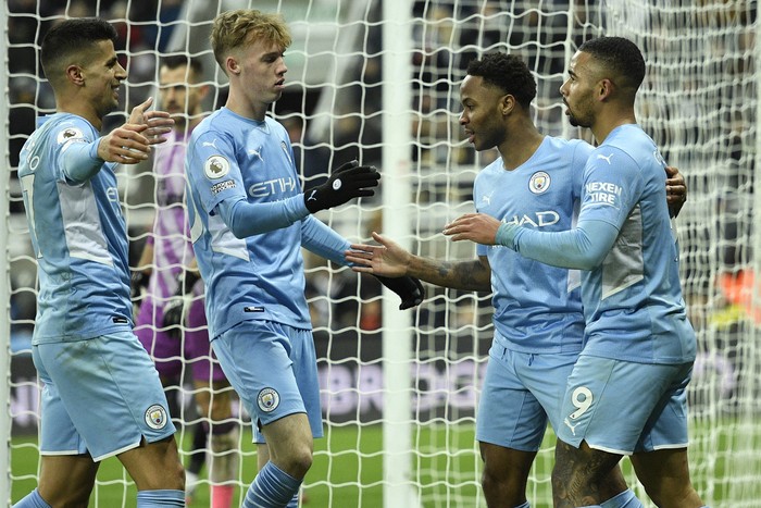 Raheem Sterling (2 D), del Manchester City,  celebra su gol, durante el partido con Newcastle United, el 19 de diciembre, en St James ' Park, en Newcastle. · Foto: Oli Scarff, AFP