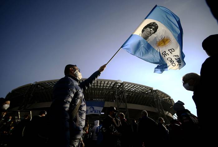 Homenaje en el estadio San Paolo de Nápoles, Italia, el 26 de noviembre. 
 · Foto: Filippo Monteforte, AFP