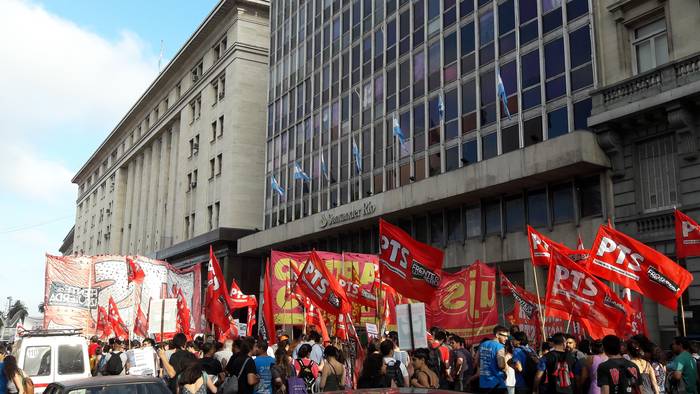 El Frente de Izquierda y de Trabajadores - Unidad, durante la Marcha de la Resistencia, en la ciudad de Buenos Aires (archivo, diciembre de 2017). · Foto: Gastón Cuello, wikimedia commons