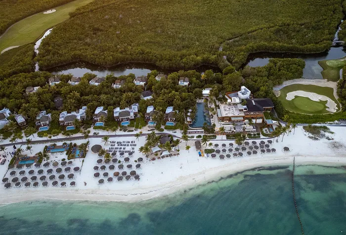 Vista aérea del resort Fairmont Mayakoba en Playa del Carmen, estado de Yucatán, México. · Foto: Carl de Souza, AFP
