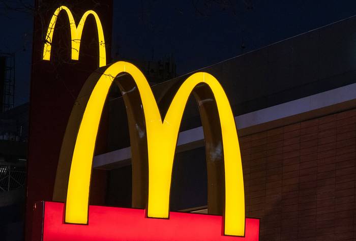 Foto principal del artículo 'El Departamento de Trabajo estadounidense multó a McDonald’s por tener a más de 300 menores de edad trabajando de manera ilegal, entre ellos dos niños de diez años' · Foto: Ricardo Antúnez, adhocFOTOS