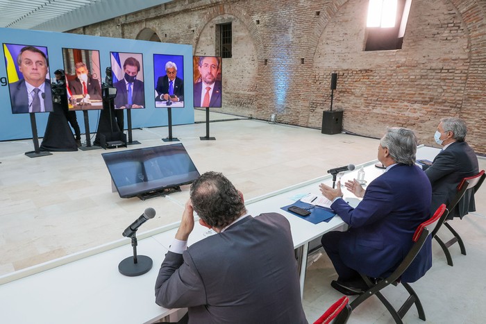 Alberto Fernández (C), Felipe Solá (I) y Matías Kulfas (D), durante la cumbre del Mercosur, de manera virtual, el 8 de julio, en Buenos Aires.  · Foto: Esteban Collazo, presidencia argentina, EFE