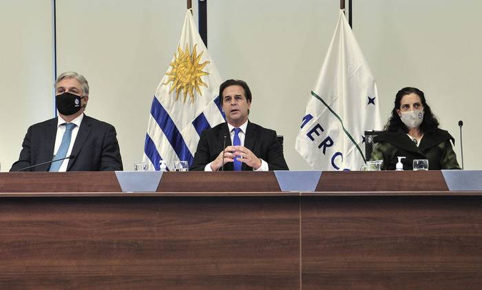 Francisco Bustillo, Luis Lacalle Pou, y Azucena Arbeleche, durante la Cumbre del Mercosur, desde Montevideo, el 8 de julio de 2021. Foto: Ricardo Rey, Presidencia de Uruguay, AFP