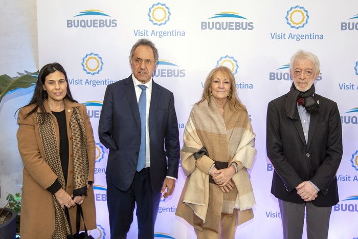 El secretario de Turismo, Ambiente y Deportes de Argentina, Daniel Scioli, la presidenta en ejercicio de Uruguay, Carolina Cosse, y el presidente de Buquebus, Juan Carlos López, el 1 de julio, en la presentación de “Destinos Argentina 2025”en Buenos Aires. · Foto: S/D autor