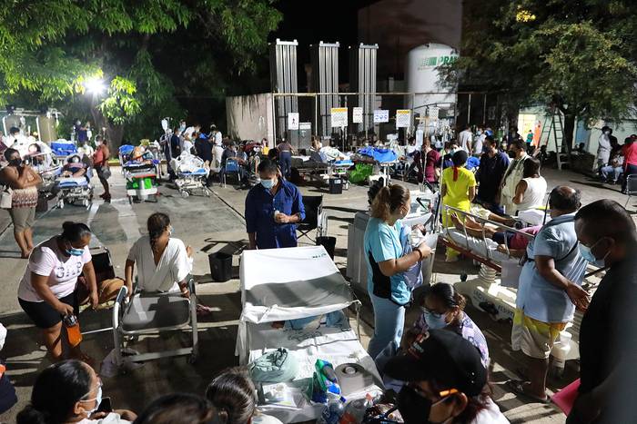 Pacientes de un hospital fueron desalojados debido al sismo de 7.1, en el balneario de Acapulco. · Foto: David Guzmán, EFE