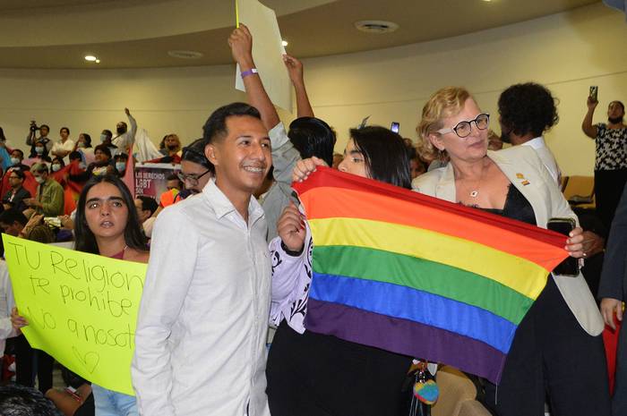 Guillermina Magaly Deandar (d), diputada por el Movimiento de Regeneración Nacional (Morena), apoya a integrantes de la comunidad LGBT, el 27 de octubre, en el Congreso del estado en Ciudad Victoria, Tamaulipas, México. · Foto: José Martínez