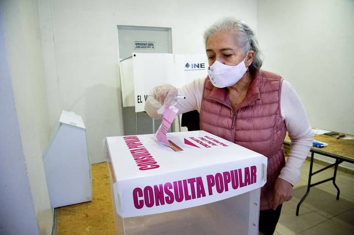 Votación durante el referéndum nacional en Ciudad de México, el 1 de agosto. · Foto: Claudio Cruz, AFP