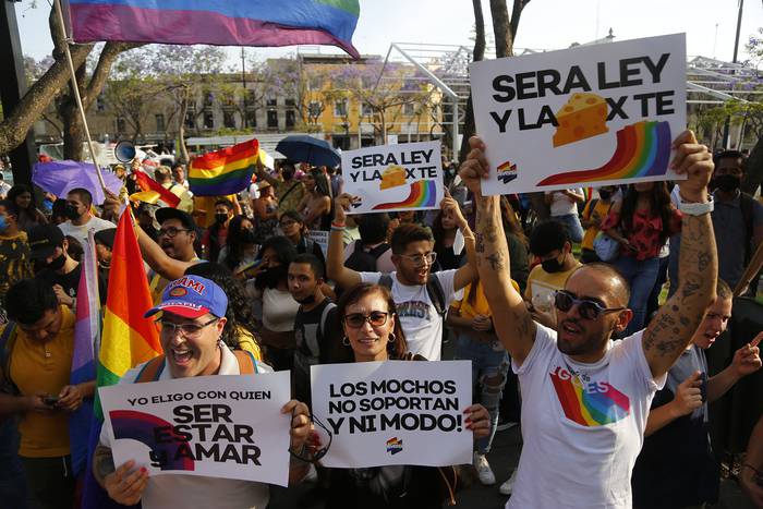 Integrantes de colectivos de la comunidad LGBT se manifiestan a las afueras del Congreso del Estado de Jalisco, el 6 de abril, en Guadalajara (México). · Foto: Francisco Guasco, EFE