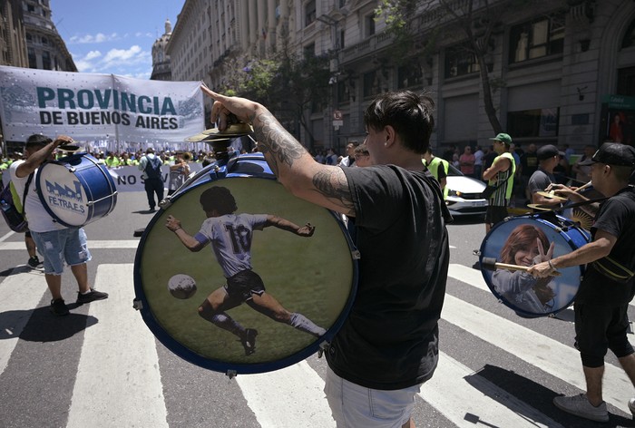 Manifestación contra el gobierno de Javier Milei, el 5 de diciembre, en la Plaza de Mayo de Buenos Aires. · Foto: Juan Mabromata,  AFP