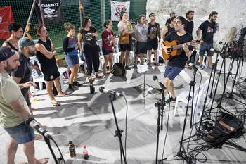 Ensayo de la murga La Mojigata, el 15 de enero, en el Club Capurro, en Montevideo. · Foto: Alessandro Maradei