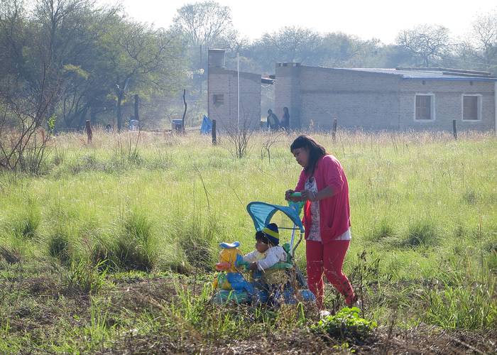 Una mujer indígena y su bebé en la provincia de Formosa, Argentina. · Foto: Luciana Mignoli