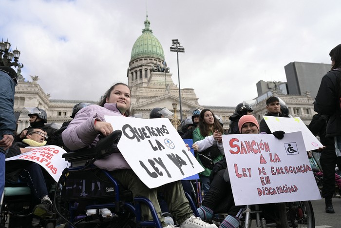 Movilización frente al Congreso por el veto del presidente Javier Milei, el 5 de agosto, en Buenos Aires. · Foto: Juan Mabromata,  AFP