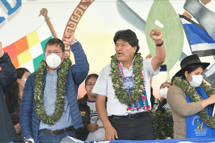 Luis Arce y Evo Morales, durante el inicio del Congreso Orgánico del Movimiento Al Socialismo (MAS), el 4 de agosto, en la comunidad de Lauca Ñ , Bolivia. · Foto:  Jorge Abrego, Efe