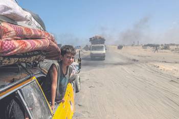 Palestinos desplazados huyen de la ciudad de Gaza, el 28 de agosto, en Nuseirat. · Foto: Eyad Baba, AFP