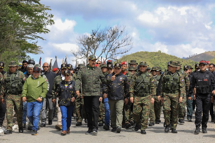 Nicolás Maduro (CI), junto a Diosdado Cabello (C), Vladimir Padrino López (CD) y Cilia Flores (D), durante ejercicios militares en un campo de entrenamiento, el 28 de agosto, en Caracas. · Foto: Zurimar Campos, Presidencia de Venezuela, AFP Nicolás Maduro (CI), junto a Diosdado Cabello (C), Vladimir Padrino López (CD) y Cilia Flores (D), durante ejercicios militares en un campo de entrenamiento, el 28 de agosto, en Caracas. · Foto: Zurimar Campos, Presidencia de Venezuela, AFP