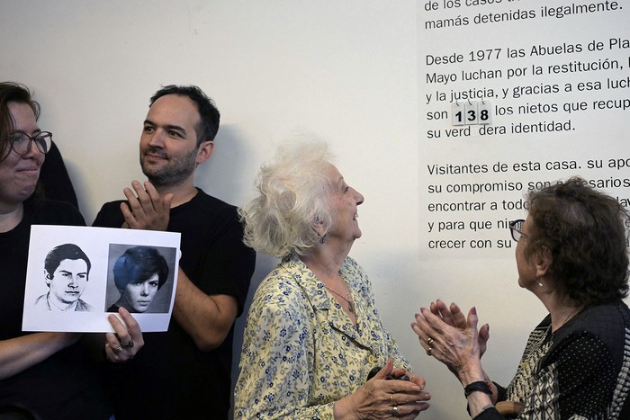 Estela de Carlotto (C), luego de la conferencia de prensa donde anunció la identidad del nieto número 138, el 27 de diciembre, en la Casa por la Identidad Abuelas de Plaza de Mayo, en Buenos Aires. · Foto: Juan Mabromata,  AFP