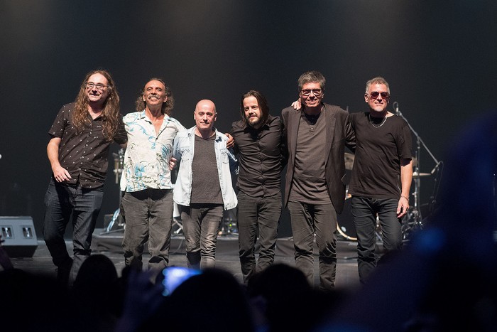 Mateo x 6. Madrake  Wolf, Ney Perazza, Pitufo Lombardo, Martín Ibarburu, Jorge Schellemberg y 
Popo Romano, Auditorio Adela Reta, en Montevideo (archivo, mayo de 2018). · Foto: Ricardo Antúnez, adhocFOTOS