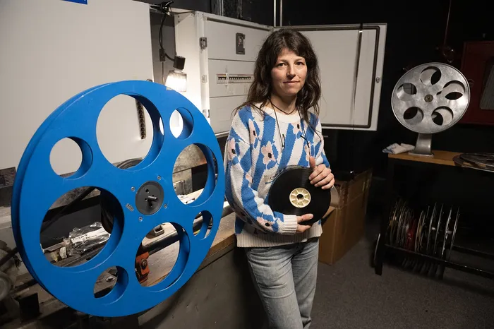 Paula Musitelli en la cabina de Cinemateca. · Foto: Alessandro Maradei