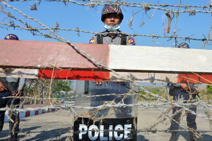 La policía monta guardia en una carretera en Naipyidó, capital de Birmania, el 29 de enero.  · Foto: Thet Aung, AFP