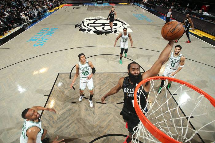 James Harden, de los Brooklyn Nets, durante el juego contra los Boston Celtics, por los Playoffs de la NBA, el 1 de junio, en el Barclays Center de Brooklyn, Nueva York. Foto: Nathaniel S. Butler / NBAE / Getty Images / Getty Images vía AFP