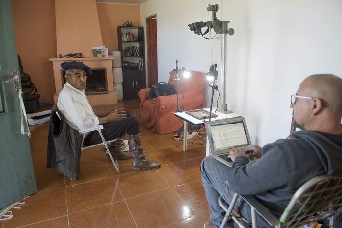 Digitalización de archivos familiares en la localidad de
Curtina-Tacuarembó y entrevista con el descendiente Charrúa Robert Da
Silva.