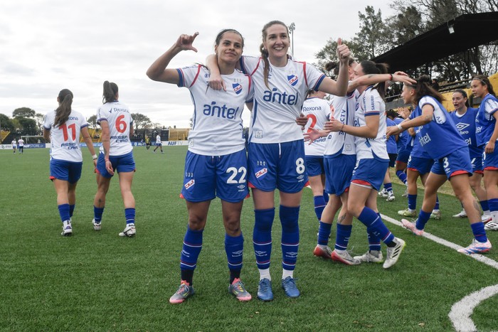 Martha Figueredo y Sofía Oxandabarat, de Nacional, el 7 de setiembre, en el estadio José Pedro Damiani. · Foto: Sandro Pereyra, Agencia Gamba