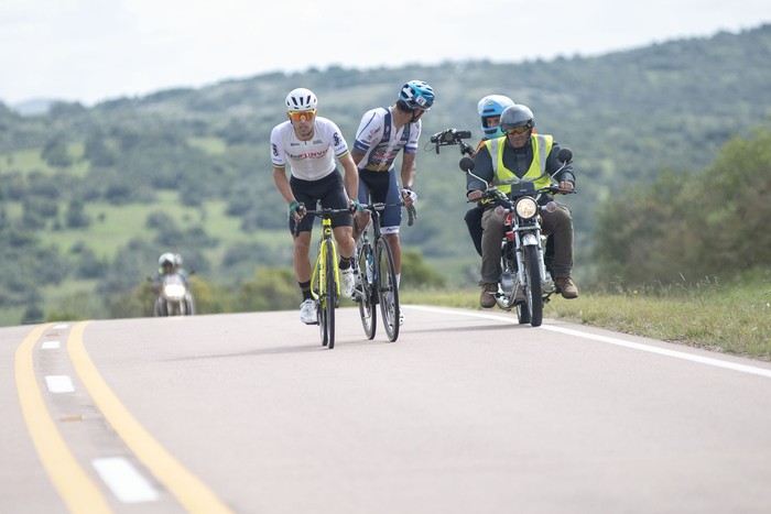 Nazario Pedreira, llevando un cameraman durante la 8ª etapa de la Vuelta Ciclista 2023, desde Mariscala a Rocha. · Foto: Alessandro Maradei