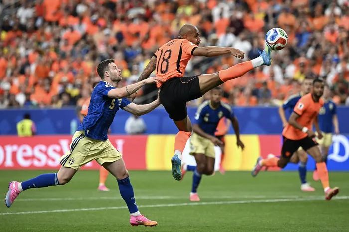 Gabriel Gudmundsson, de Suecia y Donyell Malen, de Holanda, el 20 de junio en Houston. · Foto: Paul Ellis, AFP