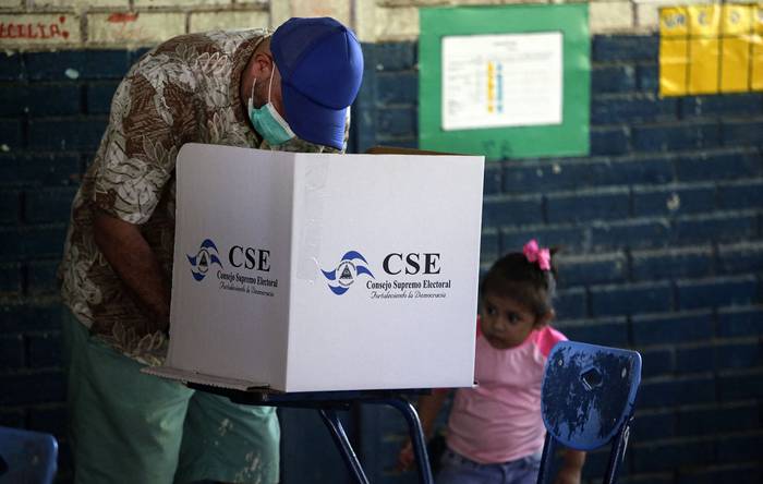 Un hombre emite su voto durante las elecciones generales, en un colegio electoral de Managua, el 7 de noviembre. · Foto: Oswaldo Rivas, Afp
