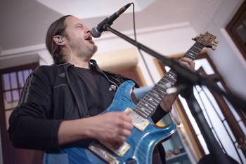 Nicolás Ibarburu, junto a su banda en un ensayo. · Foto: Gianni Schiaffarino