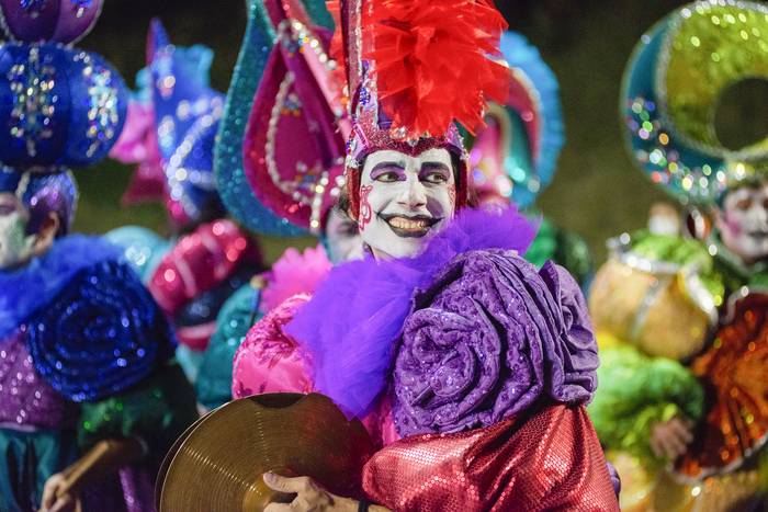 Nos obligan a salir, durante el Desfile inaugural del Carnaval 2022, en el Paseo de las Canteras del Parque Rodó. · Foto: Alessandro Maradei