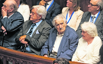 Julio María Sanguinetti, Luis Alberto Lacalle Herrera, José Mujica y Lucía Topolansky, el 1º de marzo en la Asamblea General. · Foto: Alessandro Maradei