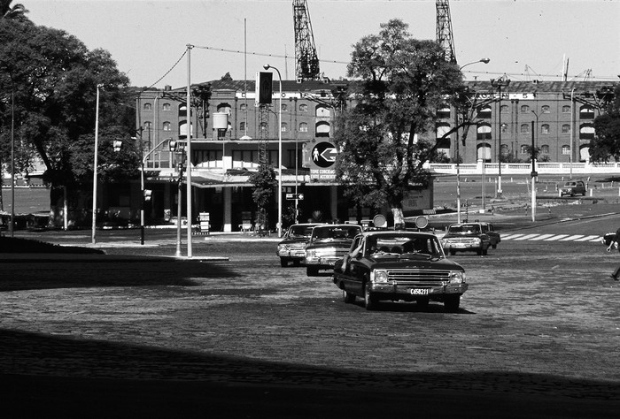 Autos de la Policía detrás de la Casa Rosada, Buenos Aires 1975. · Foto: Domingo Zenteno