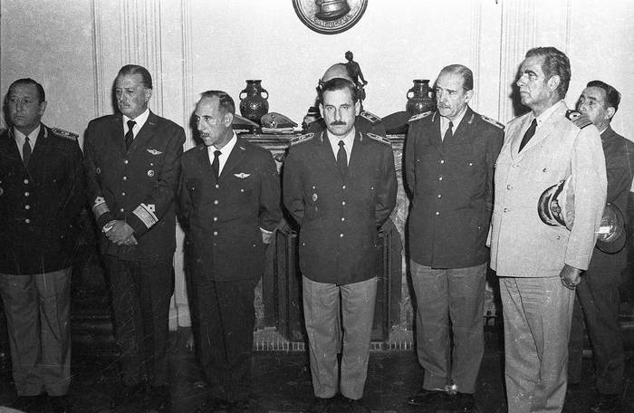 Jerarcas militares durante la ceremonia de asunción de Walter Ravenna como ministro de defensa (al centro: Gregorio Álvarez), el 13 de febrero de 1973. Foto: s/d de autor, fotógrafos del diario _El Popular_.
