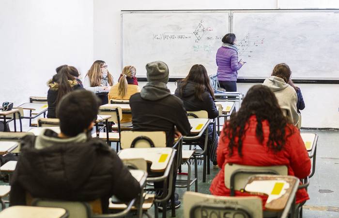 Salón de clases en el liceo Dámaso Antonio Larrañaga (archivo, junio de 2020). · Foto: Ernesto Ryan
