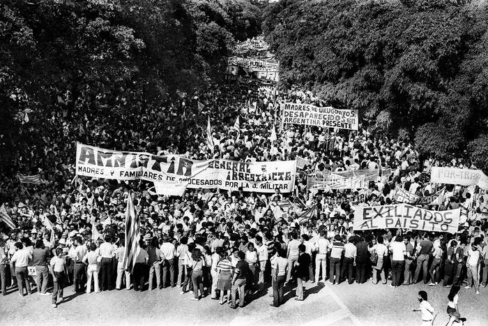 Acto del Obelisco el 27 de noviembre de 1983 en Montevideo, frente al Obelisco a los
Constituyentes de 1830. · Foto: Nancy Urrutia, adhoc FOTOS HISTORIA