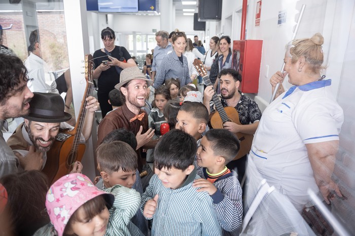 Durante la celebración por los 10 años de la Sala de Lectura del pediátrico del Hospital del Cerro, el 5 de diciembre. · Foto: Gianni Schiaffarino