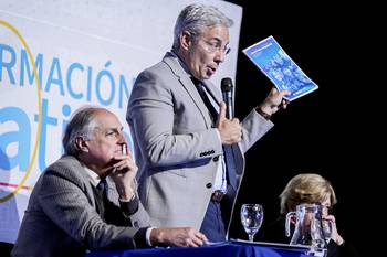 Juan Gabito, Robert Silva y Dora Graziano, en el barrio Malvín. (archivo, octubre de 2022) · Foto: Javier Calvelo/ adhocFOTOS