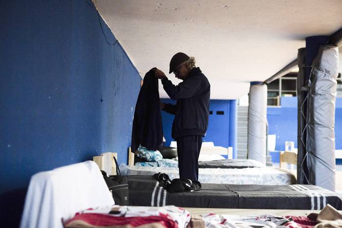 Personas en situación de calle, en un refugio temporal del Mides. (archivo, abril de 2020) · Foto: .
