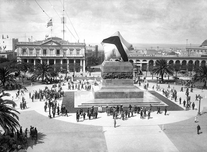 Inauguración del monumento homenaje a José Gervasio Artigas, en Plaza Independencia, 28 de febrero de 1923. Foto: s/d de autor, Centro de Fotografía, Intendencia de Montevideo.