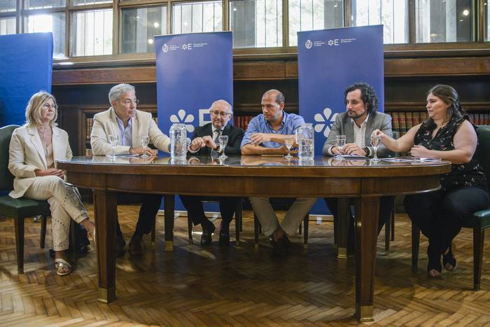 Verónica Verocai, Robert Silva, Pablo da Silveira, Martín Lema, Gonzalo Baroni y Karen Sass, en la Biblioteca Nacional (12.12.2022). · Foto: Mara Quintero