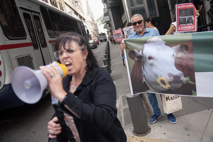 Movilización de damnificados por la estafa de Conexión Ganadera frente a Fiscalía, en Montevideo (archivo, mayo de 2025). · Foto: Gianni Schiaffarino