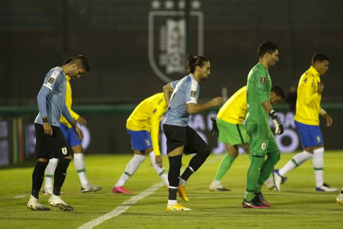 Ingreso de los equipos de Uruguay y Brasil para el partido por la cuarta de fecha de las eliminatorias hacia el mundial Catar 2022, el 17 de noviembre de 2020. · Foto: .